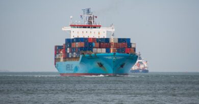container-ship-g8136fcda4_1280